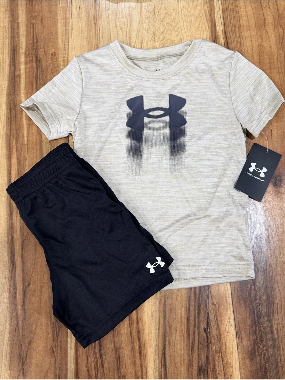 Under Armour Boys Size 4 Beige & Black Boys Athletic Tee and Shorts Set, new